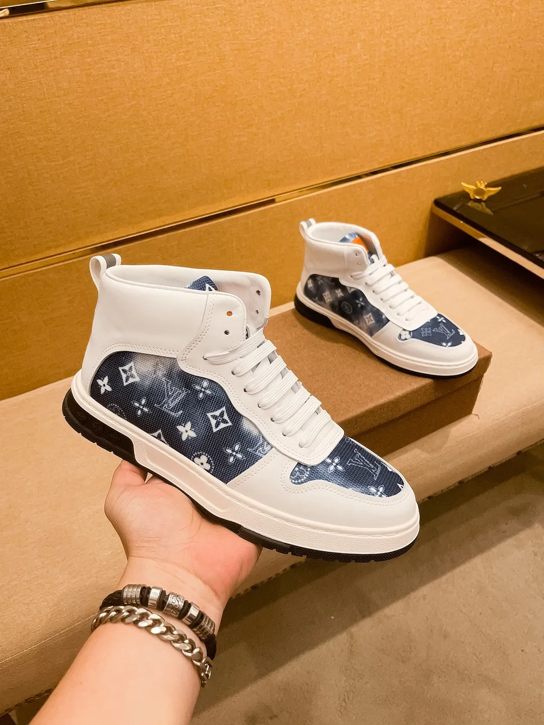 Men's shoes 💰 440💰【 LV 】🔥 Louis Vuitton, high-end men's shoes brand, official website 1:1 latest masterpiece: the upper is made of first-layer cowhide imported from Italy with a comfortable and breathable lining➕original non-slip and wear-resistant outsole🔥, making walking more convenient and comfortable! An exclusive new model, a stunning work, a beautiful 1:1 replica [color] compared to the official quality! Create a fashionable personality to set off your uniqueness! A must-have for trendy men! Classic🔥Size: 38-44 Color: 🔥Multiple colors available🔥